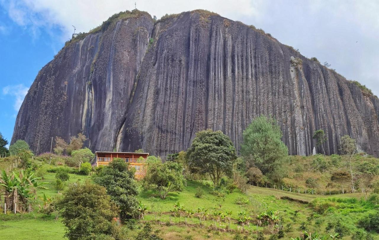 Descanso Bajo La Piedra Del Penol กัวตาเป ภายนอก รูปภาพ