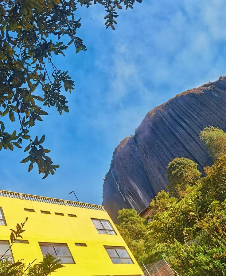 Descanso Bajo La Piedra Del Penol กัวตาเป ภายนอก รูปภาพ