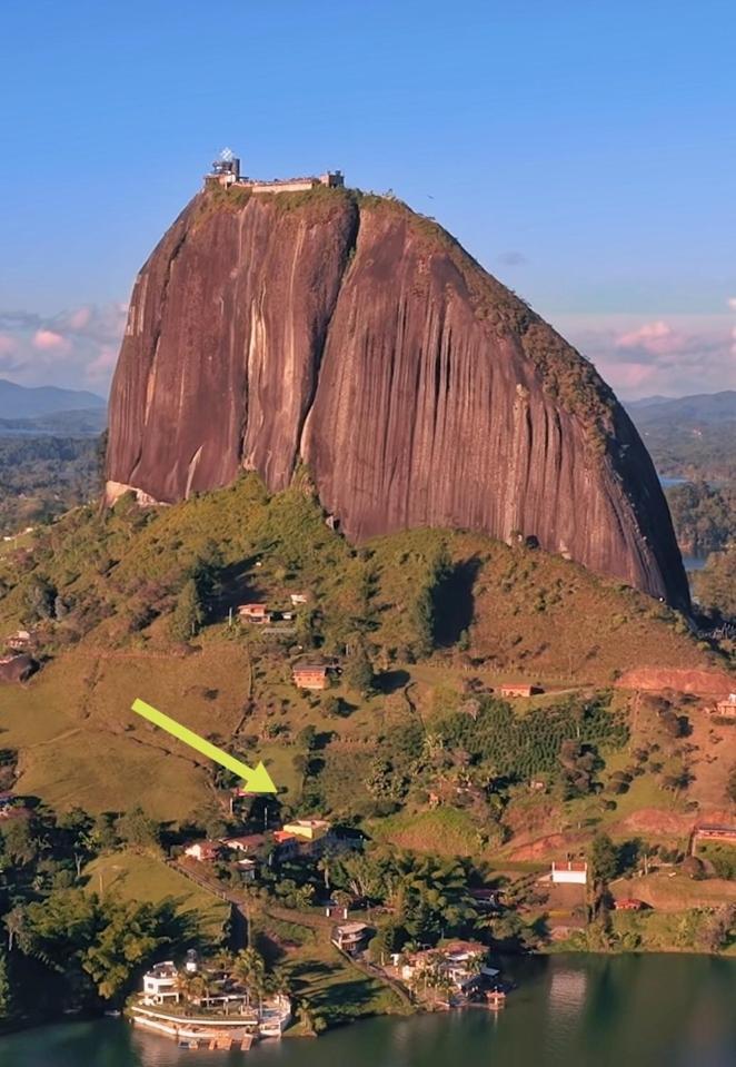 Descanso Bajo La Piedra Del Penol กัวตาเป ภายนอก รูปภาพ