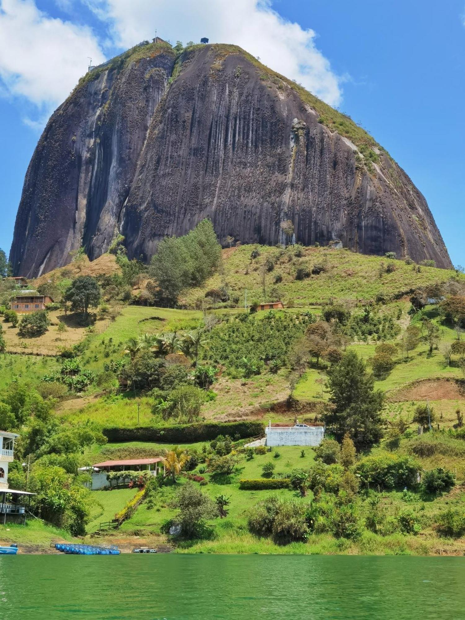 Descanso Bajo La Piedra Del Penol กัวตาเป ภายนอก รูปภาพ