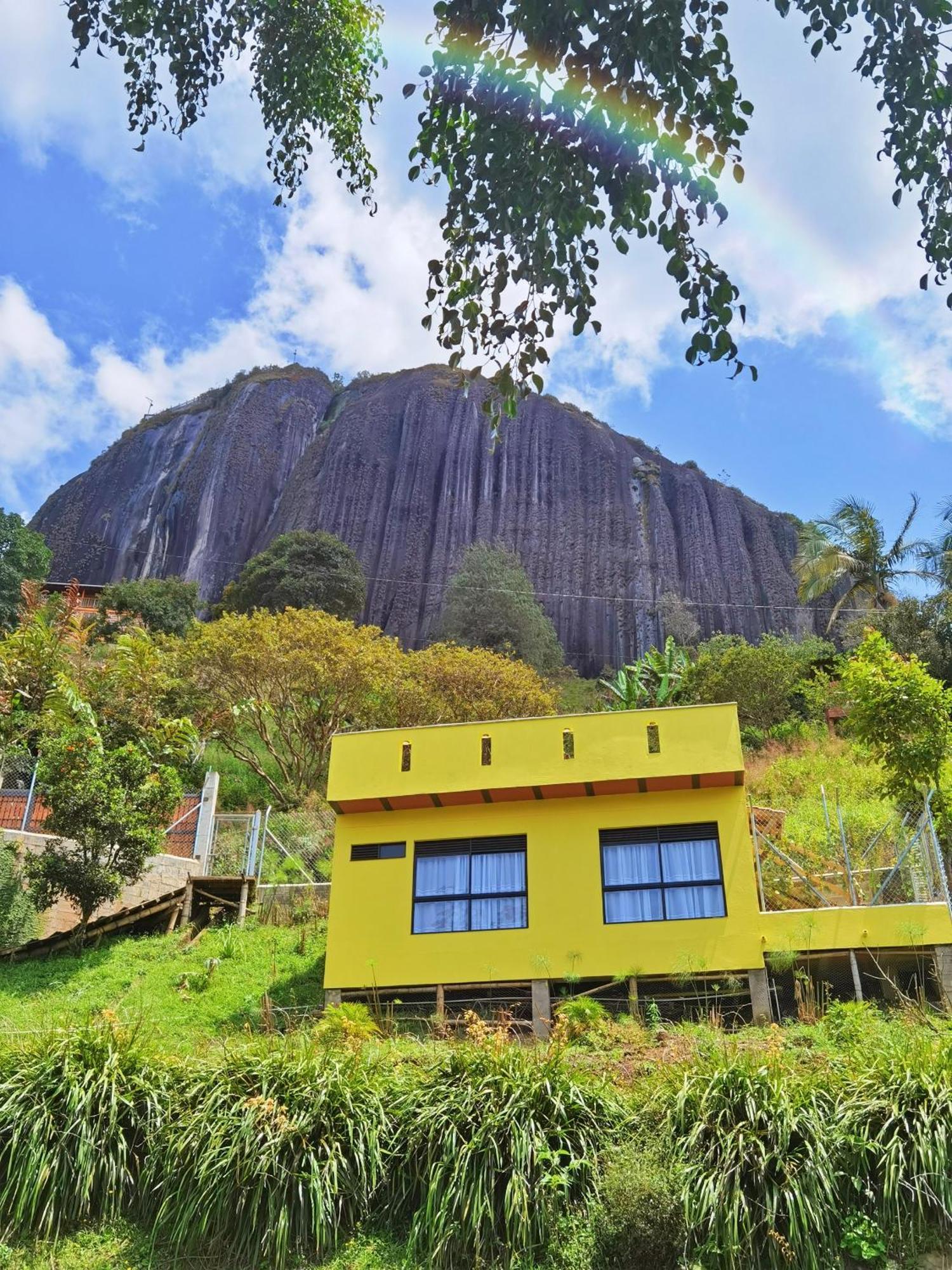 Descanso Bajo La Piedra Del Penol กัวตาเป ภายนอก รูปภาพ