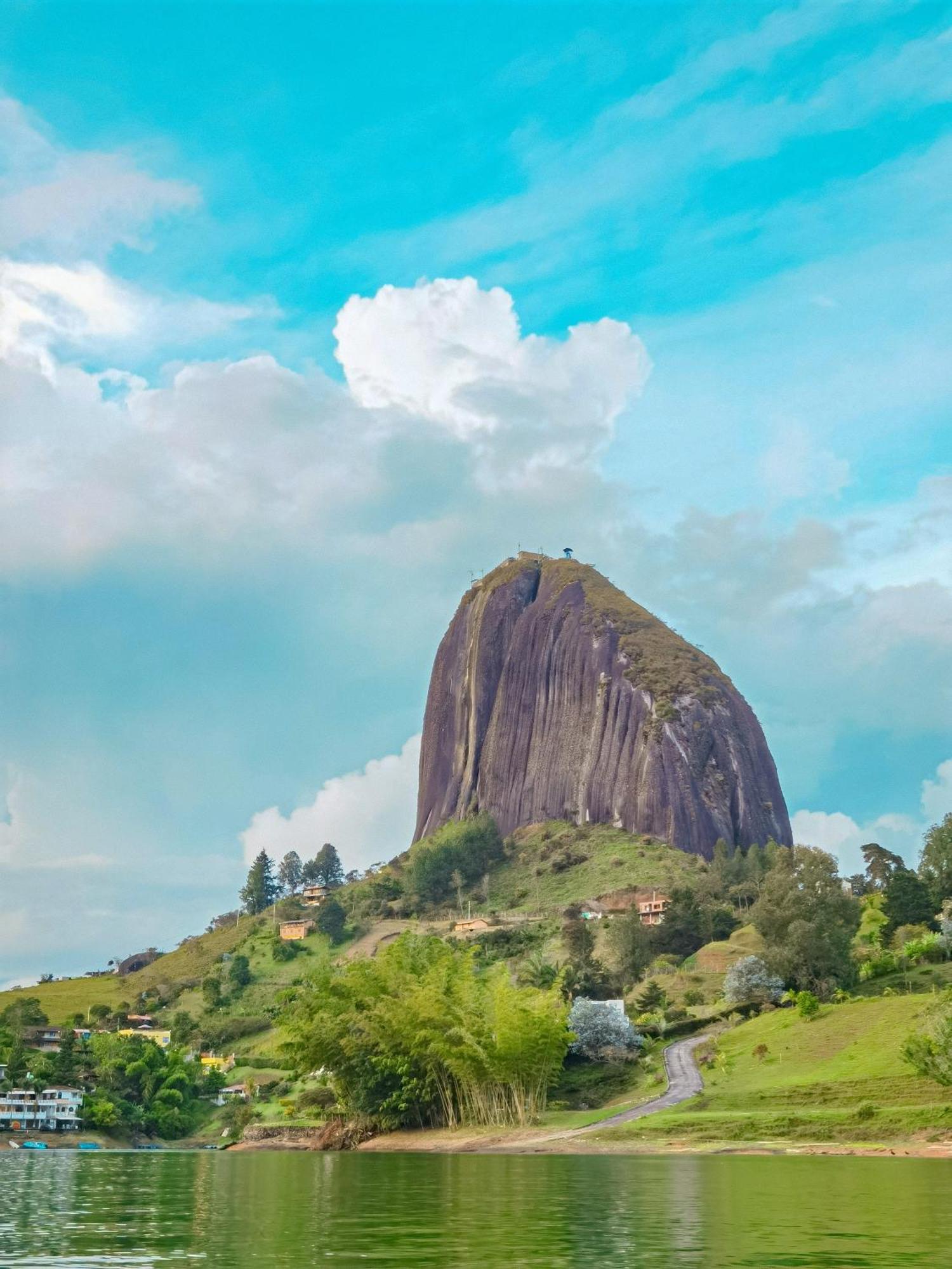 Descanso Bajo La Piedra Del Penol กัวตาเป ภายนอก รูปภาพ